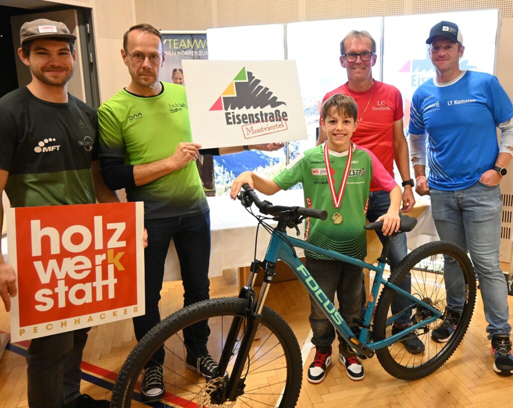 Preise im Wert von 5.000 Euro gingen an die glücklichen Gewinner der Abschluss-Tombola des Eisenstraße-Laufcups. Hauptpreis war ein Mountainbike vom Radshop Lietz aus Ybbsitz. Gabriel Olejak-Krupa von RATS Amstetten freute sich sichtlich. Thomas Pechhacker, Hubert Ritzmaier, Walter Kloimwieder und Herbert Eibl gratulierten herzlich. (v.l.)