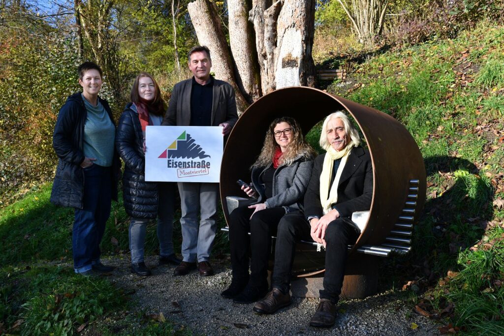 Freuen sich über den gelungenen Relaunch der Eisenstraße Hörsessel: Gudrun Hofbauer, und Bettina Rehwald (Geschäftsführung Eisenstraße Niederösterreich), Eisenstraße Obmann Werner Krammer, Melanie Pöchhacker (Mostviertel Tourismus GmbH), Erfinder Walter Albrecht (innovative-services.at Fotos: Silke Michels