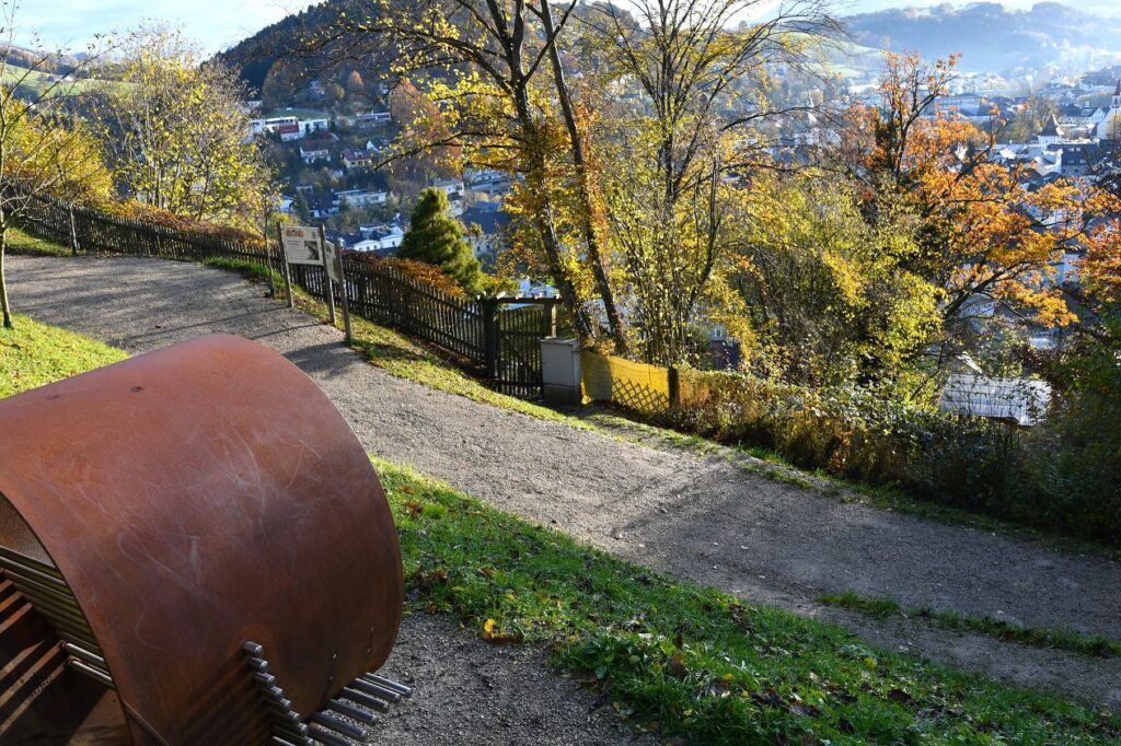 Hörsessel am Reinhold Klaus-Weg in Waidhofen an der Ybbs mit Blick auf die Stadt Fotos: Silke Michels