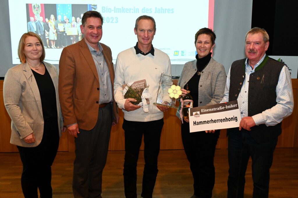 Stellvertretend für viele gute Produzenten in der Region vor den Vorhang geholt: Harald Fuchssteiner, Bio-Imker des Jahres 2023. Von li.n.re.: Bettina Rehwald, Obmann Bgm. Werner Krammer, Harald Fuchssteiner, Gudrun Hofbauer, Eisenstraße Imker-Sprecher Hermann Höhlmüller www.eisenstrasse.info