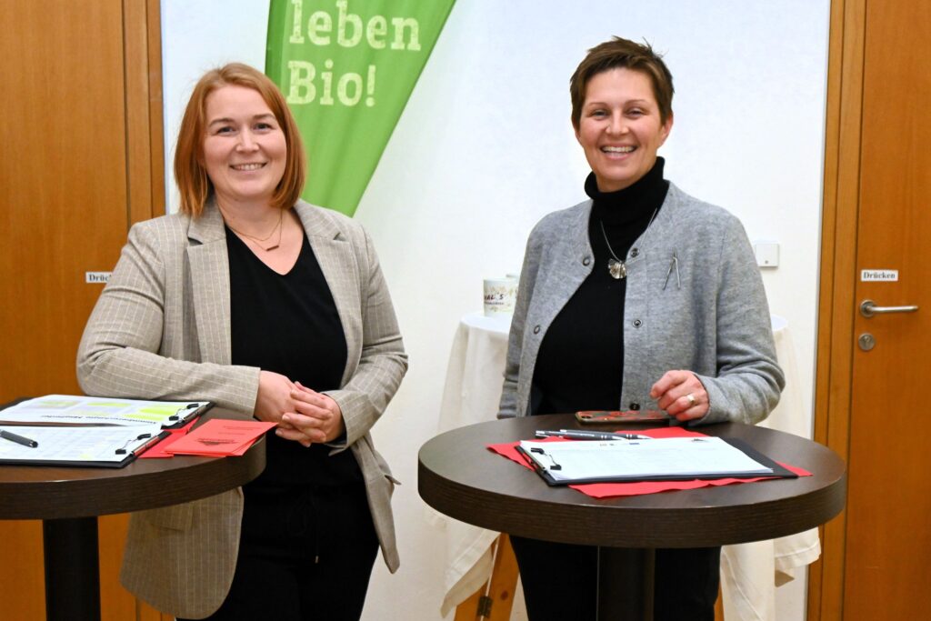 Bettina Rehwald und Gudrun Hofbauer als neue Geschäftsführerinnen bestätigt. (Von li.n.re.) www.eisenstrasse.info