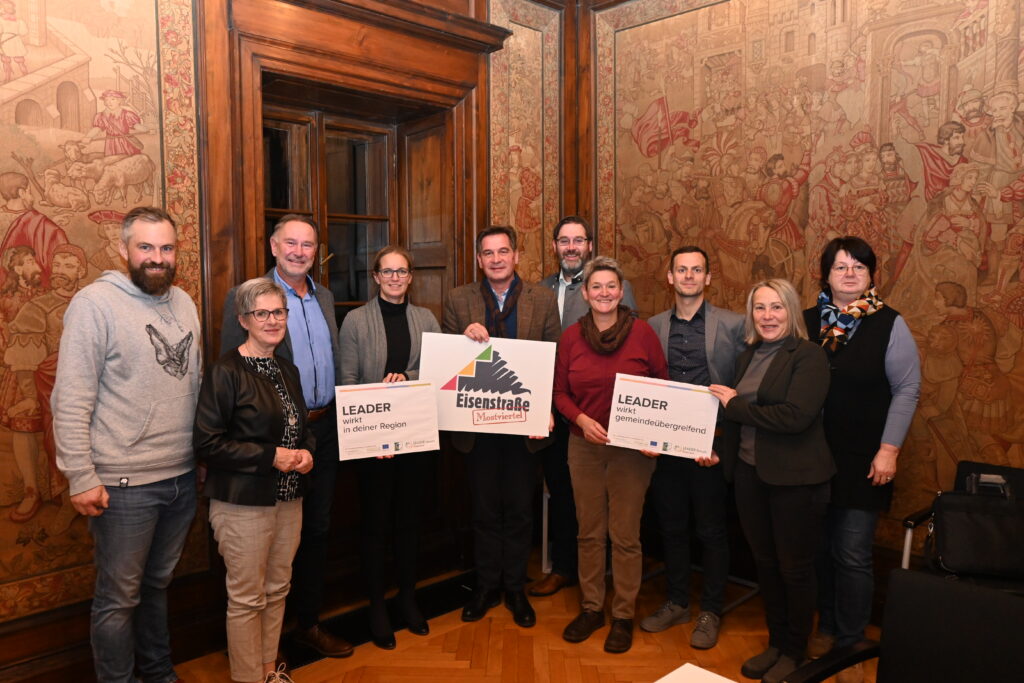 PF_59a: Die Eisenstraße Niederösterreich ist dankbar für die aktive Mitarbeit der LEADER-Steuerungsgruppe: Florian Schublach (Geschäftsführer Naturpark Ötscher Tormäuer GmbH), BGM. Claudia Fuchsluger (Randegg), Helmut Wieser (Bezirksstellenleiter Arbeiterkammer Scheibbs), BGM Manuela Zebenholzer (Hollenstein), Eisenstraße-Obmann BGM Werner Krammer (Waidhofen a/d Ybbs), Franz Rafetzeder (Kammerobmann Bezirksbauernkammer), Eisenstraße-Themenfeldsprecherin Leopoldine Adelsberger, Eisenstraße-Themenfeldsprecher Georg Trimmel, Erika Pruckner (Bezirksstellenobfrau Wirtschaftskammer Scheibbs), BGM Waltraud Stöckl (St. Anton an der Jeßnitz) Fotos: www.eisenstrasse.info