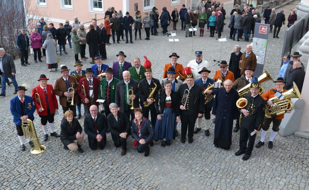 Die Sprecherinnen der ARGE Panoramahöhenweg Margit Lechner (vorne l.) und Leopoldine Adelsberger (vorne 2.v.r.), sowie die Sonntagberger Vizebürgermeisterin Heidi Polsterer (vorne r.) und Ybbsitzer Bürgermeister Gerhard Lueger (vorne 2.v.l) freuen sich über den gelungenen musikalisch-einzigartigen Festtag. Foto: www.eisenstrasse.info