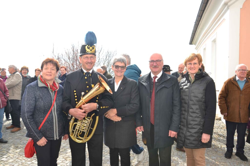 Panoramahöhenweg Sprecherinnen Leopoldine Adelsberger (mitte) und Margit Lechner (r.), sowie Sonntagberger Vizebürgermeisterin Heidi Polsterer (l.) und Ybbsitzer Bürgermeister Gerhard Lueger (2.v.r) bedanken sich bei Josefi-Kapellmeister Josef Wenger für eine einzigartige musikalische Umrahmung des Festtages. Foto: www.eisenstrasse.info