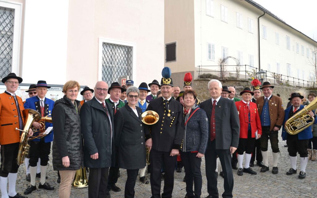 Die Josefikapelle ist jedes Jahr das Highlight des Festtages zum Hl. Josef. Über einen gelungenen Sonntag am Sonntagberg freuen sich (von vorne links) Panoramahöhenweg Sprecherin Margit Lechner, Ybbsitzer Bürgermeister Gerhard Lueger, Panoramahöhenweg Vertreterin Leopoldine Adelsberger, Josefi-Kapellmeister Josef Wenger, Sonntagberger Vizebürgermeisterin Heidi Polsterer und Ybbsitzer Bürgermeister a. D. Josef Hofmarcher. Foto: www.eisenstrasse.info