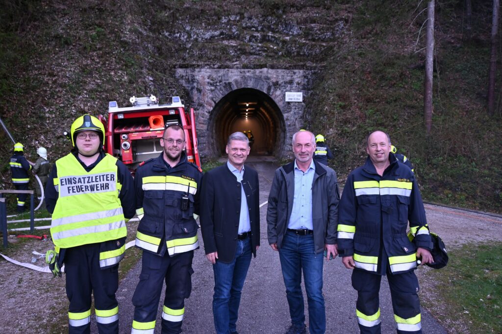 Übung am Ybbstalradweg im Opponitzer Tunnel mit Brandschutzmasken. Einsatzleiter Manuel Götzenbrucker, Feuerwehrkommandant Wolfgang Pießlinger, Nationalratsabgeordneter Andreas Hanger, Bürgermeister Johann Lueger, Walter Pichler Fotos: Eisenstraße Niederösterreich und Freiwillige Feuerwehr Opponitz