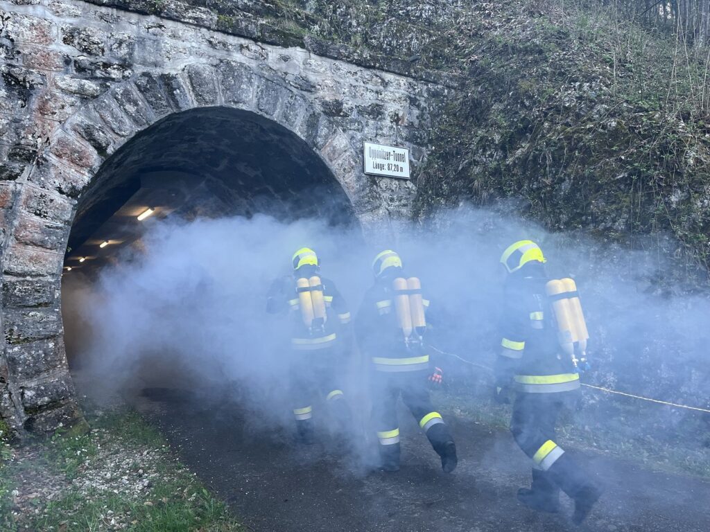 Schwere Atemschutzausrüstung kam zum Einsatz. Fotos: Eisenstraße Niederösterreich und Freiwillige Feuerwehr Opponitz