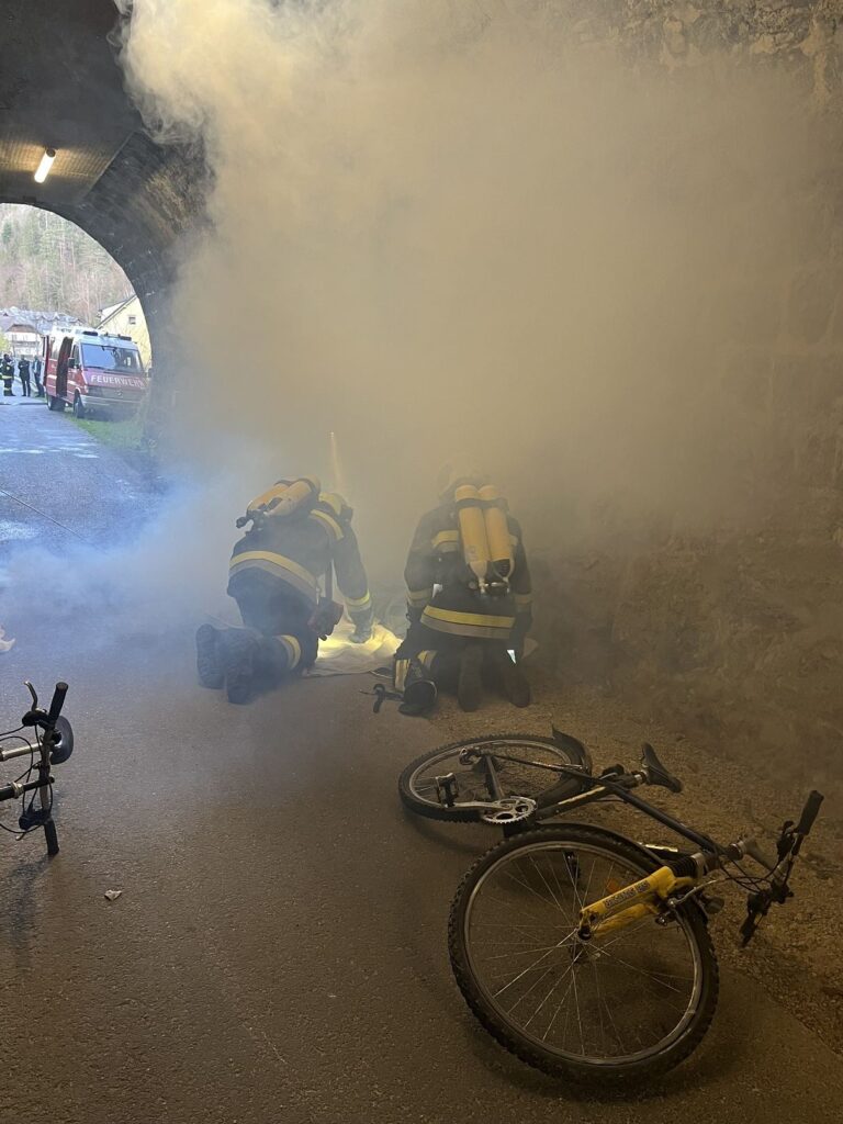 Übungsfall im Opponitzer Radtunnel: Unfall mit E-Bike-Akkubrand. Fotos: Eisenstraße Niederösterreich und Freiwillige Feuerwehr Opponitz