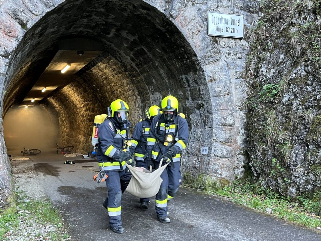 Bergung der Verletzten aus dem Tunnel Fotos: Eisenstraße Niederösterreich und Freiwillige Feuerwehr Opponitz