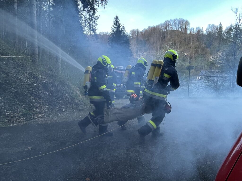 Bergung der Verletzten aus dem Tunnel Fotos: Eisenstraße Niederösterreich und Freiwillige Feuerwehr Opponitz